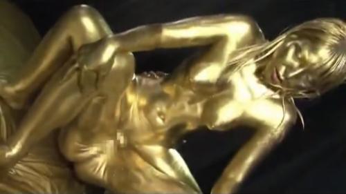 金粉塗れの上原亜衣がマットの上で連続生ハメセックス！！