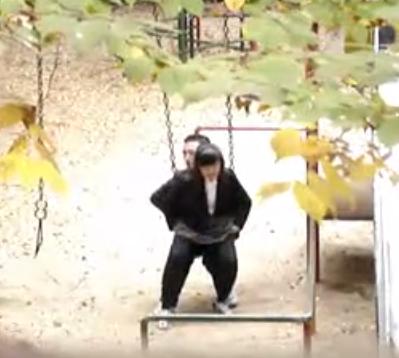 素人高校生カップルが真昼間から青姦！！公園のブランコで隠れてセックスする性欲満載な盗撮動画！