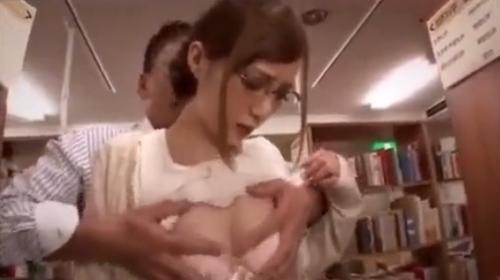 【ヤバすぎ！！】図書館で眼鏡時美人なお姉さんのおっぱいをバックから鷲つかみ！！