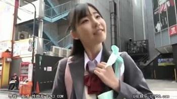 【素人ナンパ】修学旅行中に有名人に会えると騙されて見知らぬ男をホテルに呼んじゃうおバカな田舎出身のポニテJKをお仕置きレイプ！！【騙し】【乳首舐め】
