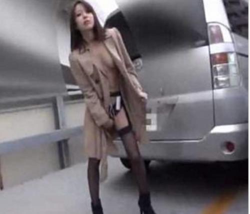 【人妻】「おいっ！美人な女ほど遊びなれてるから変態なんだぞｗその証拠やｗ」全裸コートでリモコンバイブを楽しむ変態美人妻ｗ