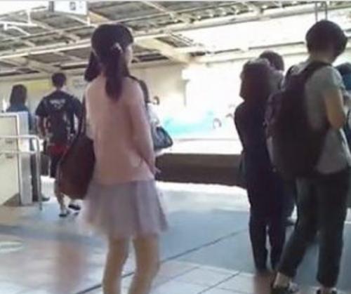 【犯罪】これはもう完全にアウトｗｗｗJCやJDを付け回してスカートめくりして撮影する鬼畜の所業の一部始終