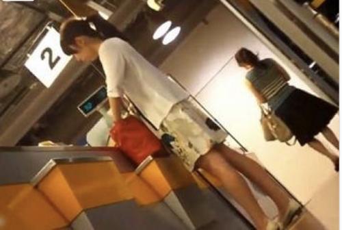 【盗撮のある風景】LOFT店内で見つけた素人美女の盗撮映像