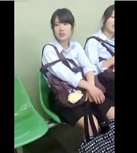 【個人撮影】本物流出映像！！素人JKが逆さ撮りスカートめくりの餌食にｗｗｗ