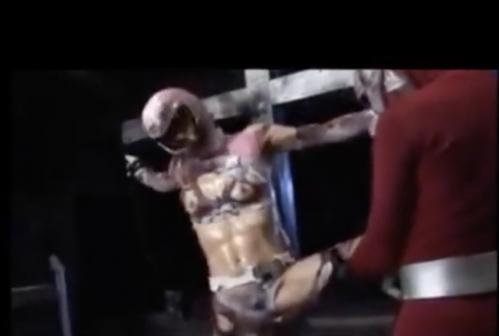 【コスプレ】「もう許してっ何でも言うこと聞きますっうぐっ助けてぇくださぁいぃ」鍛え上げられた肉体を持つ女戦士が捕虜になり敵のアジトで執拗な電マ責めにアクメの連続！中出しされ奥の子供を身籠るｗｗｗ