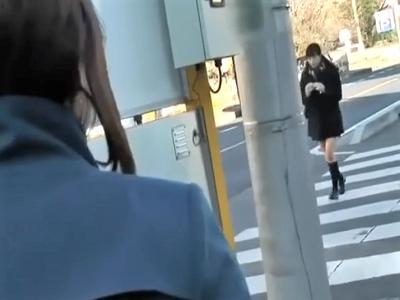 ＜レズ痴漢＞『あの娘、食っちゃお♡』予備校帰りの制服JKをタゲってバス痴漢！レズキス×ぺ二バン挿入レズレイプ♥＜潮吹き＞
