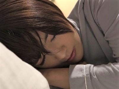 ＜出張先相部屋＞ホテルの手配ミスで先輩OLとアイベヤ宿泊！？くっそ可愛い寝顔に発情×レイプ気味に夜這いハメｗｗ＜ドラマ＞