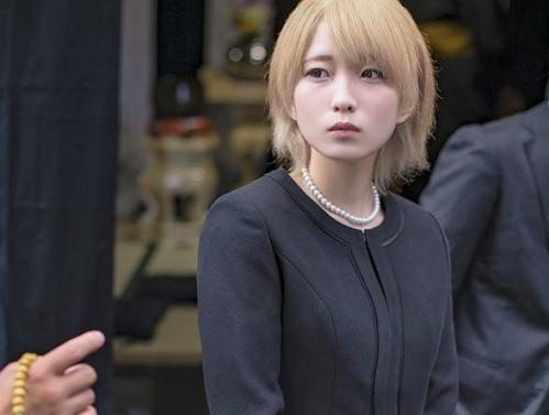 ＜人妻レイプ＞厳かな法事の席で無理やり泥酔させられ…金髪ギャル妻を”犯し嬲る”輪姦乱交×中出しレイプ♡＜大量潮吹き＞
