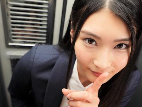 『しーっ！バレちゃうよ…♡』憧れの女上司とロッカーで密室ハプニング！！濃厚ラッキースケベで密着囁きセックス♡＜VR主観＞