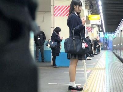 ＜大量潮吹き＞乗車率400%の陵辱劇！！制服JKを電車痴漢で公開羞恥なイキ潮ハメ潮お漏らし無許可中出しレイプ♥＜声我慢＞
