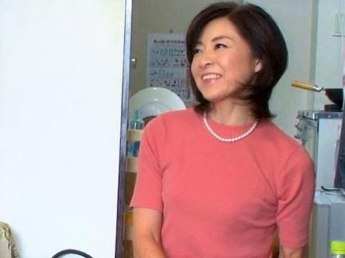 ＜おばさんレンタル＞”家事代行”でデリった五十路の人妻熟女に肉棒イライラｗｗ口説き落として不倫種付け中出しセックス盗撮♡