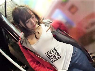 ＜素人ナンパ＞ノーブラ勃起乳首でうろつくヤリマン痴女GET♡ホテルに連れ込み濃厚エロな即ハメオフパコ中出しハメ撮りｗｗ