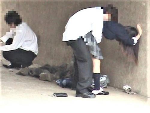 ＜青姦×盗撮＞野外で盛るヤリマンJK発見♥露出立ちバックで種付け中出しする高校生カップルを隠し撮り→流出ｗｗ＜膣内射精＞