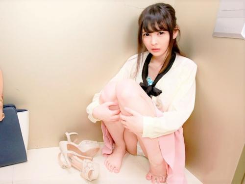 ＜睨まれレイプ＞故障した密室エレベーターで貧乳ロリ美少女と2人きり…喉奥イラマ→無理やりブチ込む中出しレイプ＜VR主観＞