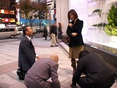 ＜土下座ナンパ＞白昼の銀座でガチ軟派！押しの弱そうな巨乳の熟女人妻に大和魂を見せつける！！＜素人ナンパ/人妻ナンパ＞