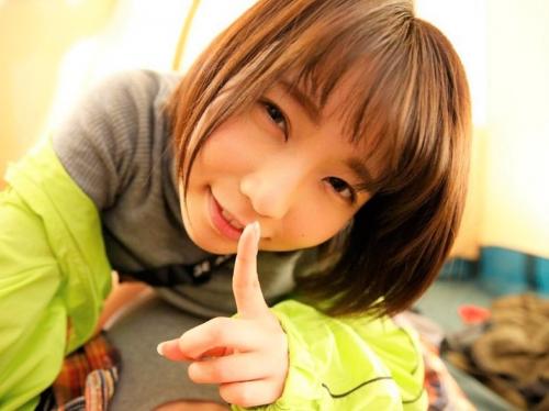 『カノジョにバレちゃうよ…♡』すぐ傍に彼女がいるのにベロチュー誘惑！！声我慢×イキ我慢の痴女セックスで無理やり中出しｗｗ