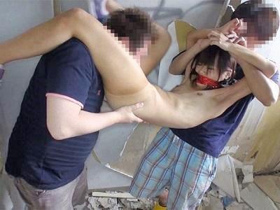 ＜中出し鬼ごっこ＞誰もいない離島でロリ美少女が逃走中！捕まったら即ハメ種付け罰ゲーム！全裸貧乳少女の強姦サバイバル企画♥