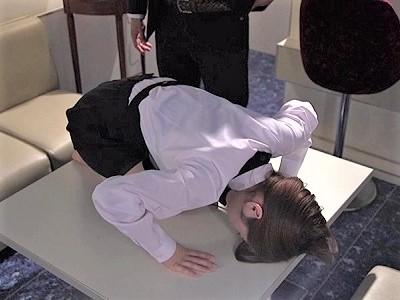 『くやしい…！でも…感じちゃう♡』生意気ビッチ人妻に無理やり”土下座”させ種付け無許可中出しレイプｗｗ《膣内射精》