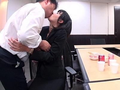 ＜ベロチュウ＞長身美脚OLとオフィスFUCKハメ撮り！！じゅぽじゅぽ主観フェラ抜き＆黒パンスト引き裂きずらしハメ❤