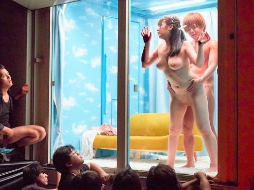 ＜素人企画＞高校時代のアイドルを同窓会×羞恥プレイ！！逆マジックミラー越しの同級生の前で中出しセックスｗｗ＜膣内射精＞
