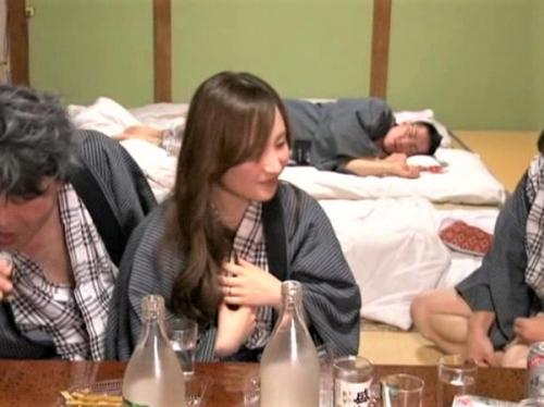 ＜投稿＞温泉旅行でラブラブ夫婦を襲うNTRレイプ！泥酔した旦那を横目に他人棒で輪姦される巨乳なビッチ人妻ｗｗ＜寝取られ＞