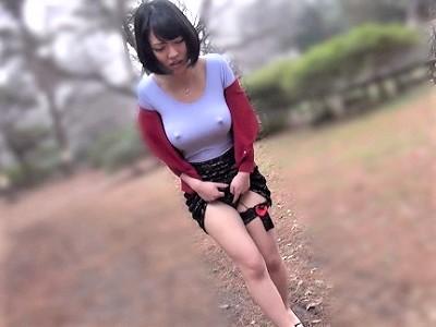 ＜野外調教＞ノーブラ勃起乳首のドM変態奥様を露出散歩！リモコンローター装着して羞恥プレイ×濡れマンぶち込み！＜人妻熟女＞