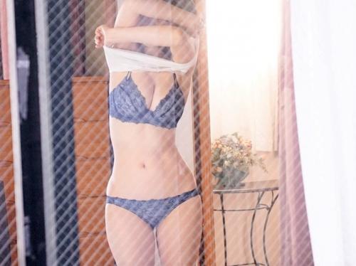 ＜人妻NTR＞『奥さん、今日もエロいなぁ…』ド変態のぞき魔が隣人妻をレイプ犯から助けて始まる寝取られエロドラマｗｗ