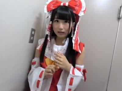 ＜素人ナンパ＞『こ…ここでスルんですかぁ！？』イベント終わりの童顔コスプレイヤーを騙してなし崩し的にフェラ抜きさせるｗ
