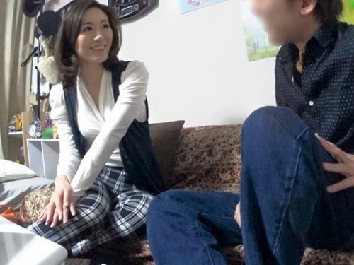 ＜素人ナンパ＞四十路の美人妻を連れ込み！『中に…出しちゃった？♥』イケメンちんぽで種付け中出しセックスｗｗ＜人妻熟女＞