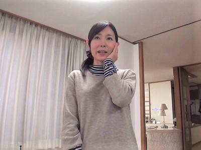 ＜人妻熟女＞ドチャクソ美人な三十路妻が旦那と子供の留守中に裸エプロンで濃厚エロなハード不倫セックスｗｗ＜浮気不倫＞
