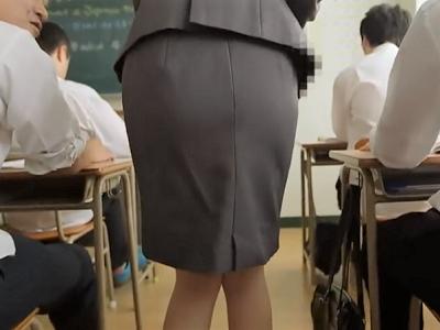 （これダメ…感じちゃうぅ…♥）巨乳おっぱい女教師をリモバイで羞恥調教！失禁お漏らしマンコに無理やりブチ込む凌辱レイプ！