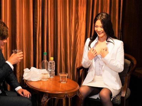 ＜出張先相部屋NTR＞女上司の胸チラ挑発に絶倫部下が暴走ｗｗ立場逆転→デカチンで一晩中パコる濃厚セックス♡＜エロドラマ＞