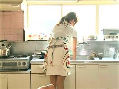 ”世界一”卑猥な接吻をカマす団地妻！？痴女ビッチな人妻熟女が旦那の前で他人棒を誘惑し濃厚ハードなベロチュー不倫セックス♥