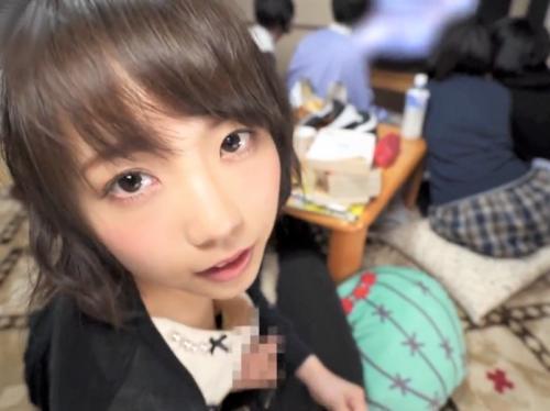 『カノジョにバレちゃうよ…♡』すぐ傍に彼女がいるのにベロチュウ誘惑で強制中出し！声我慢×イキ我慢の痴女セックスで膣内射精