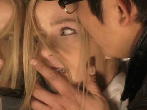 ＜外国人レイプ＞『ダレカ…タスケテ…』金髪ビッチな白人美女を物陰に引き摺り込みガン突き立ちバックで無許可中出しレイプ♥