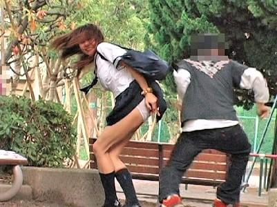 ＜JK襲撃＞公園で女子校生に突然のイタズラ！スカートめくり×下着露出×アナルに浣腸炸裂ｗｗ＜バカ企画＞