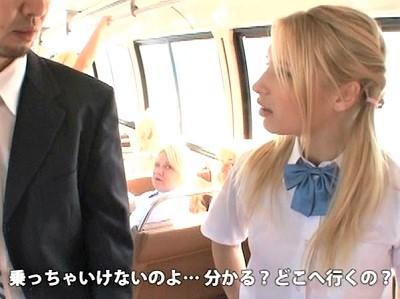 ＜外国人×逆痴漢＞アメリカのスクールバスに乗ったら金髪エロビッチな洋ロリ美少女にイタズラされて生ハメ中出しｗｗ＜白人＞