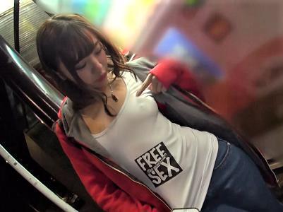 ＜素人ナンパ＞ノーブラ勃起乳首で誘惑挑発するヤリマンビッチ！”FREESEX”で濃厚エロなオフパコ中出しハメ撮りックス♡