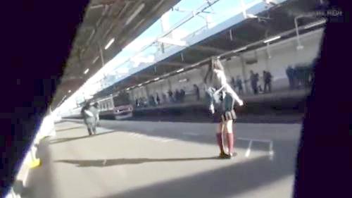コレはヤバすぎる！！強姦魔の痴漢実録映像！≪個人流出≫満員電車で...可愛すぎる色白美脚ロリJKを凌辱しまくる変態おやじ