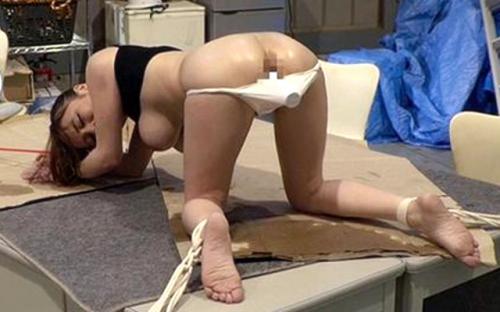 ”なんか違うのも出ちゃいそうぉおぉ”清楚人妻が羞恥四つん這いの屈辱姿で拘束されバイブ固定大量潮吹きハメ撮り≪若妻／凌辱≫