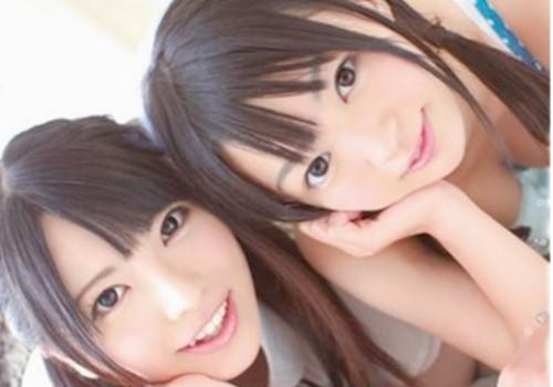 ≪レズ≫『きゃ～オマンコ可愛い❤❤❤』美少女が指クチュクチュでパイパン割れ目の弄りあい！猛烈潮吹きイキ潮スプラッシュw