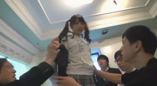 ≪ロリJK／集団凌辱≫貧乳チッパイ娘を大勢の男子で脱がし犯しまくる！中出し・ブッカケやりたい放題NTR！