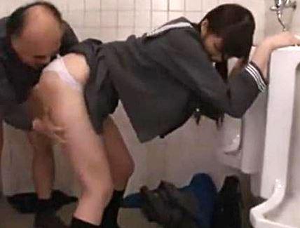 パンチラ誘惑小悪魔JK「ホラ匂い嗅いでいいよ」無防備パンツに即フル勃起した変態おやじがパンティ着衣でトイレ立ちバック