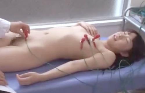 死ぬほど恥ずかしい・・【JK健康診断】男子生徒に一人混じって診断を受ける少女が素っぱだかで心電図しながらマ〇コ手マン凌辱