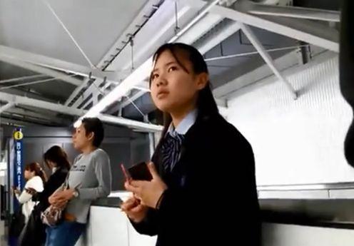 《顔出し：削除必至》育ち盛りのいやらしい体つきをした可愛い女子校生のみを狙いスカートをめくりパンチラを痴漢盗撮！
