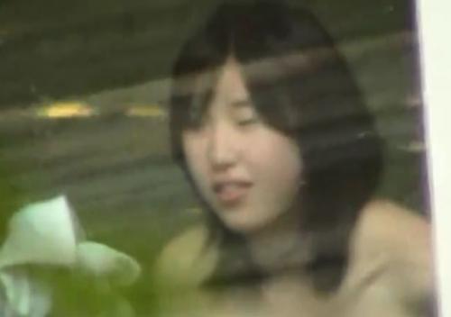 完全アウトの温泉ガチ盗撮映像！しかもJC？顔出し流出！発育途上のロリ乳に小さなB地区が…！素人覗き隠し撮り