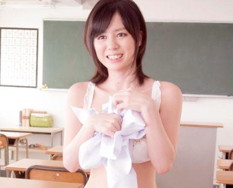 ”ココで全部脱ぐんですよね…”まるで子供の様な童顔少女！初めて人に見せたその身体は華奢で白く驚くほど豊かで綺麗なHカップ