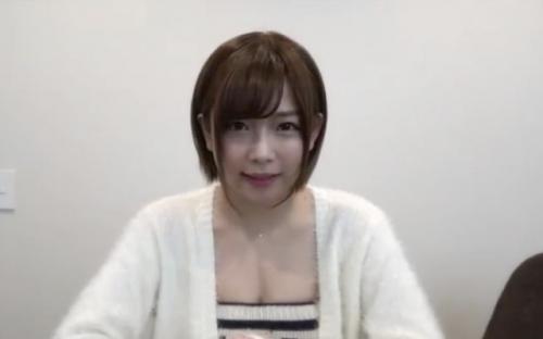 ≪AV女優直伝／フェラチオ講座≫”オチ〇チ〇をこうして触ってフル勃起したら唾液を垂らしてヌルヌルにして口に咥えて・・”