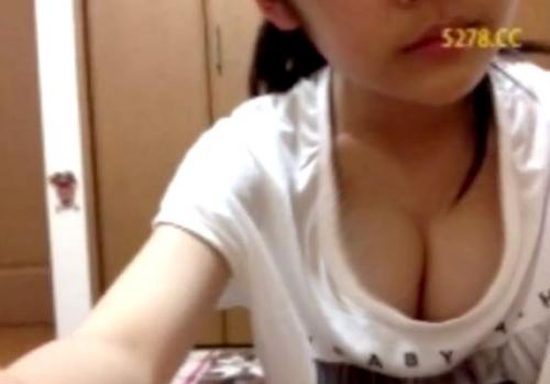 ≪素人ハプニング≫カメラ切り忘れた父親のPCを弄る幼い女が成長著しい谷間を全世界に顔出しでお披露目しちゃうw＠tube8