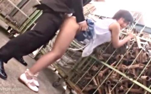 「誰か来ちゃうって…マジ待ってよーーっ！」街中でデカ尻まる出し立ちバックで青姦させられるアイドル！野外露出で失禁お漏らし